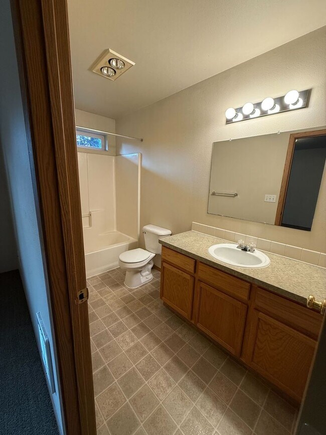 Foto del edificio - Quaint 2B/2Ba Townhome in Desirable Camas! Holiday Move-In Special!