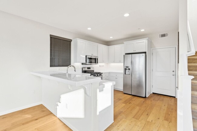 Building Photo - 2 bed 2.5 bath + Bonus Room Newer Construction Home Available Now!