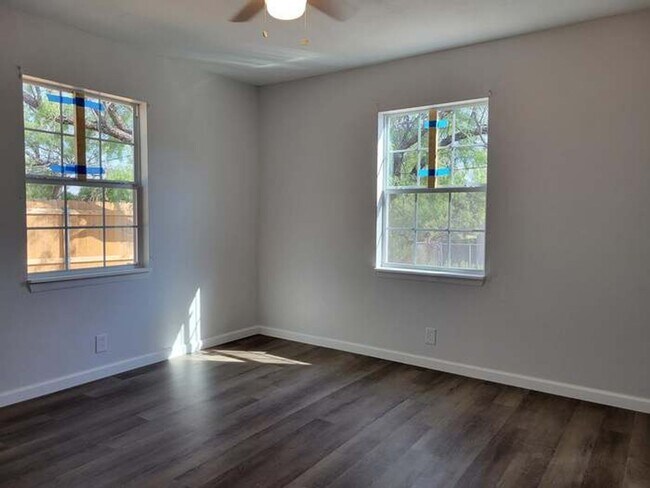 Building Photo - Newly renovated 2 bedroom, 1 bathroom cozy...