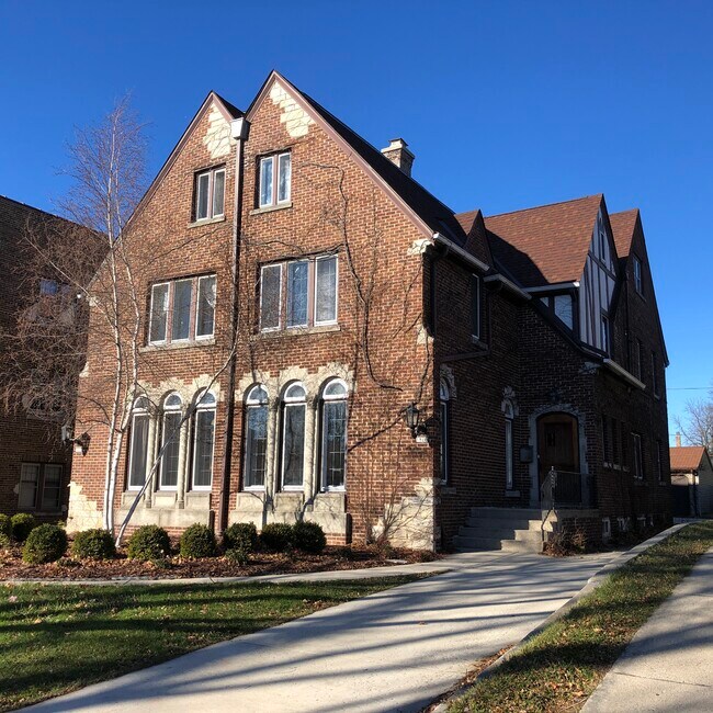 1816 E Wood Pl, Shorewood, WI 53211 Townhome Rentals in Shorewood WI