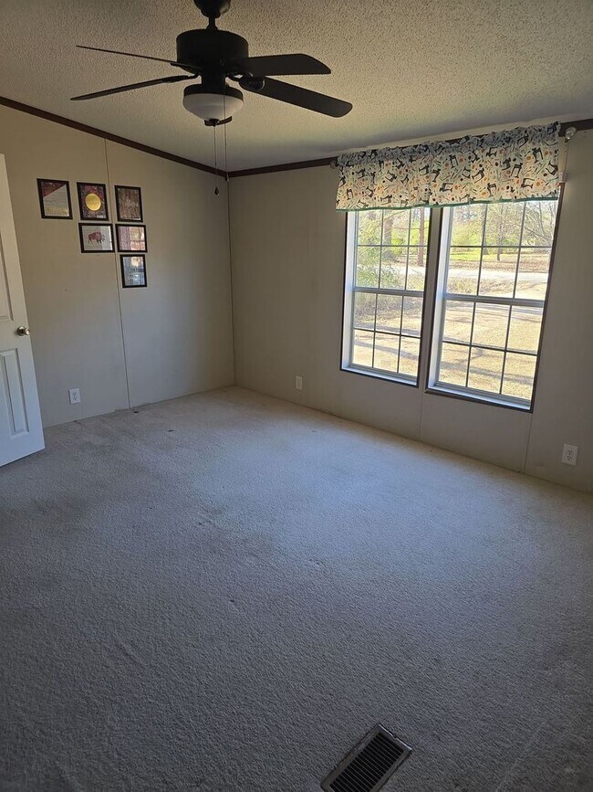 Foto del edificio - Refurbished 4 bedroom 2 bath