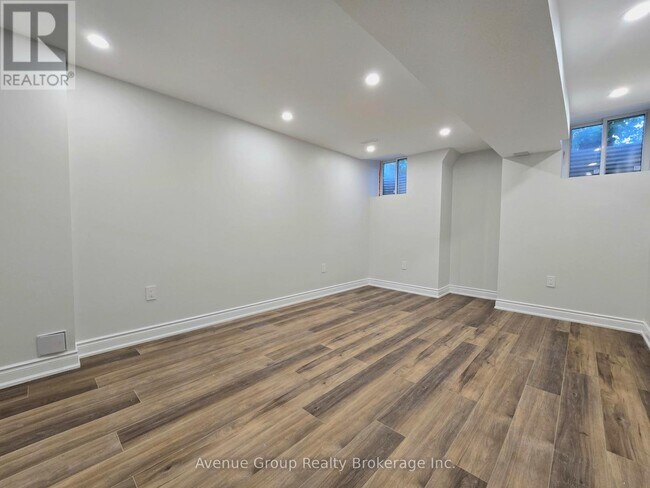 Photo du bâtiment - 38 Vipond Rd