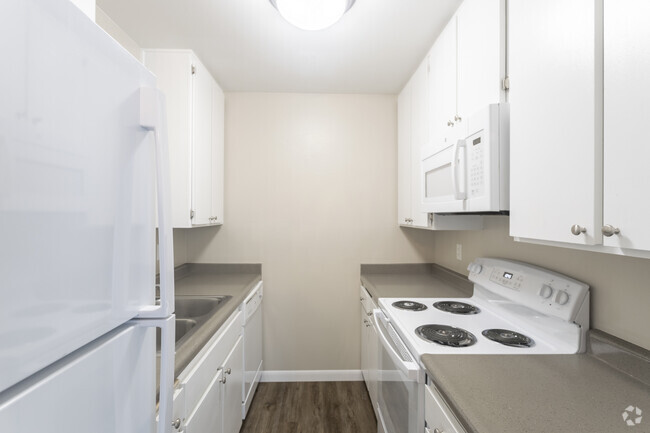 1 BR, 1 BA - 694 SF - Villa Napoli Apartments