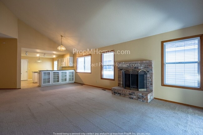 Foto del edificio - Spacious Four Bedroom Lake Oswego Home In ...