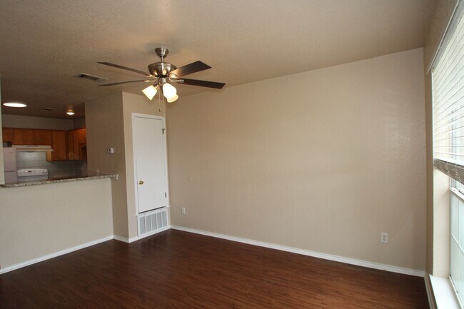 Foto del edificio - Newly Updated Townhome + FREE Move-In Month Rent!