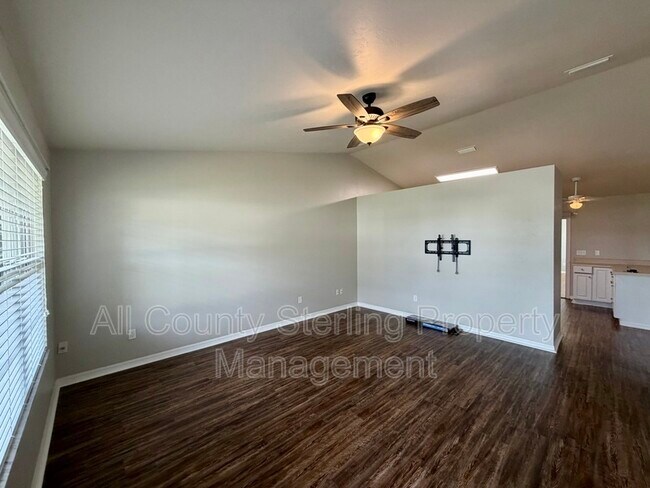 Building Photo - 138 SE Elm Loop