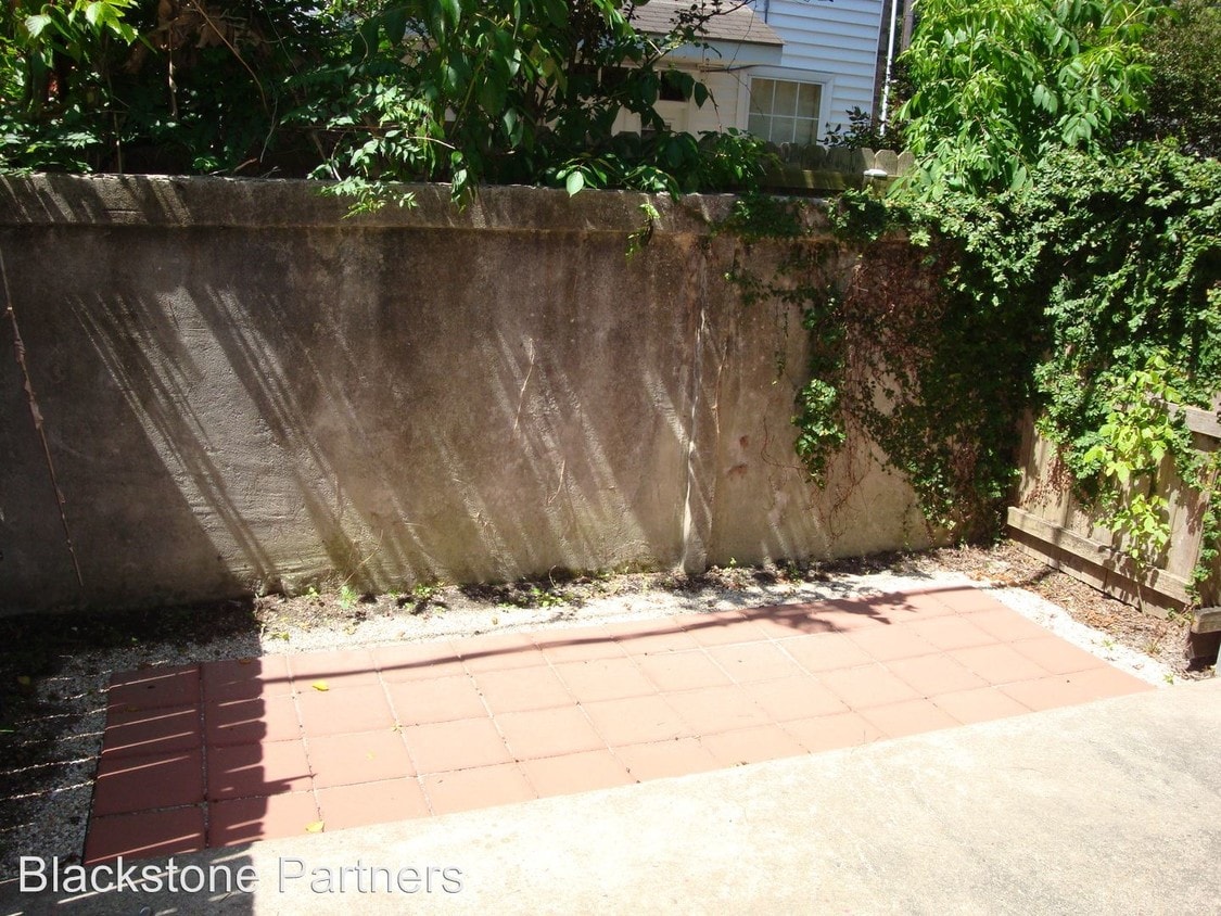 Building Photo - 2293 Hollydale Ave