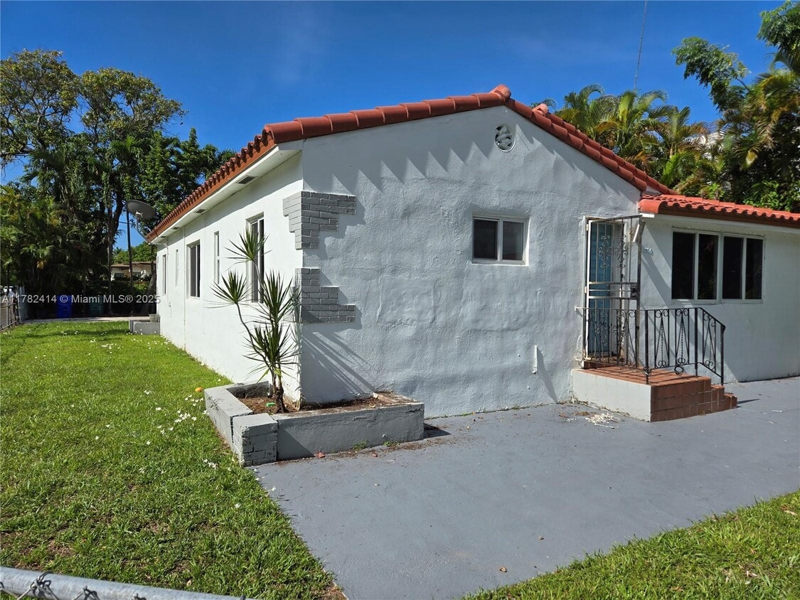 Primary Photo - 1500 SW 9th St