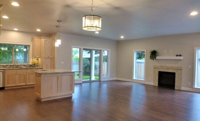 Foto del edificio - 3 Bed / 2 Bath Two-Story Home with 2-Car Garage & A/C