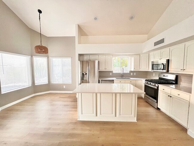 Foto del edificio - 2560 N Lindsay Rd