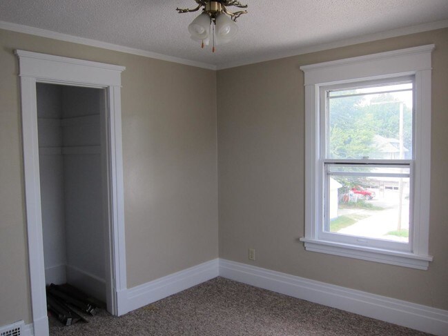 Building Photo - 109 W 12th St