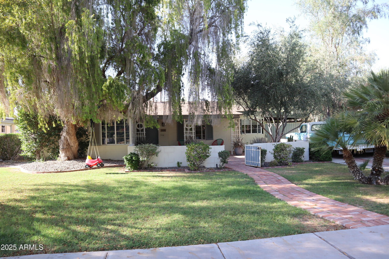 Foto principal - 1526 W Wilshire Dr
