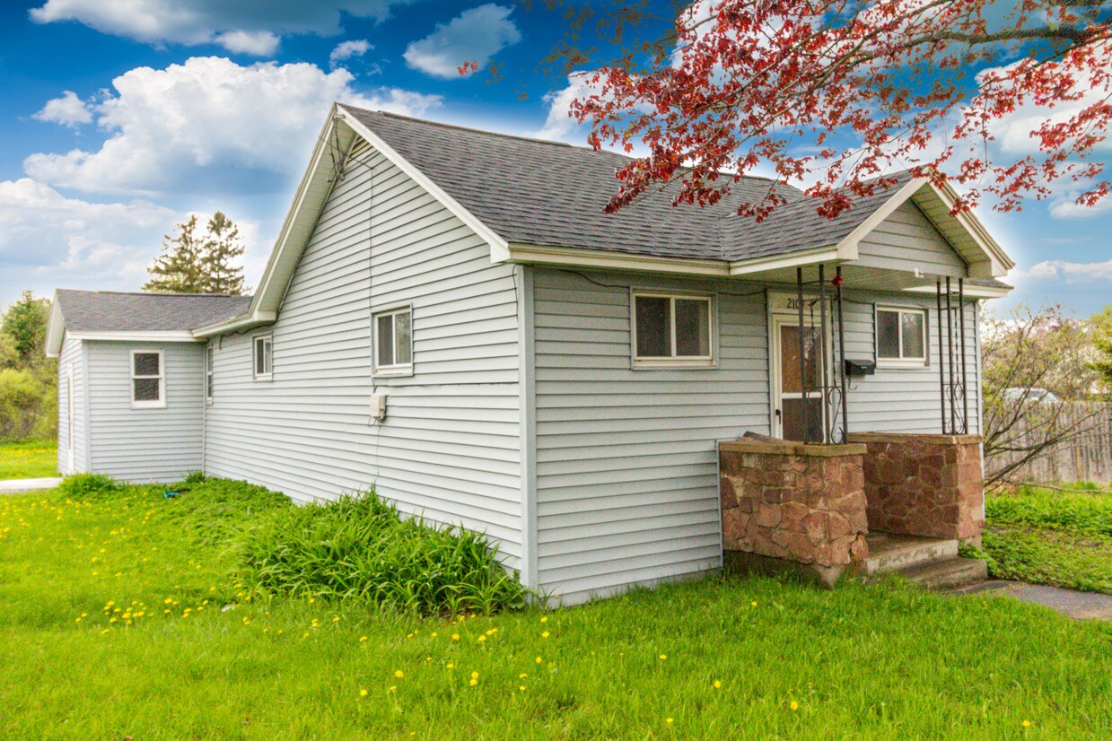 2109 Presque Isle Ave, Marquette, MI 49855 House Rental in Marquette