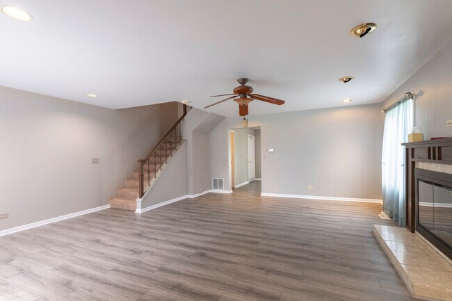 Building Photo - 1210 Andover Cir