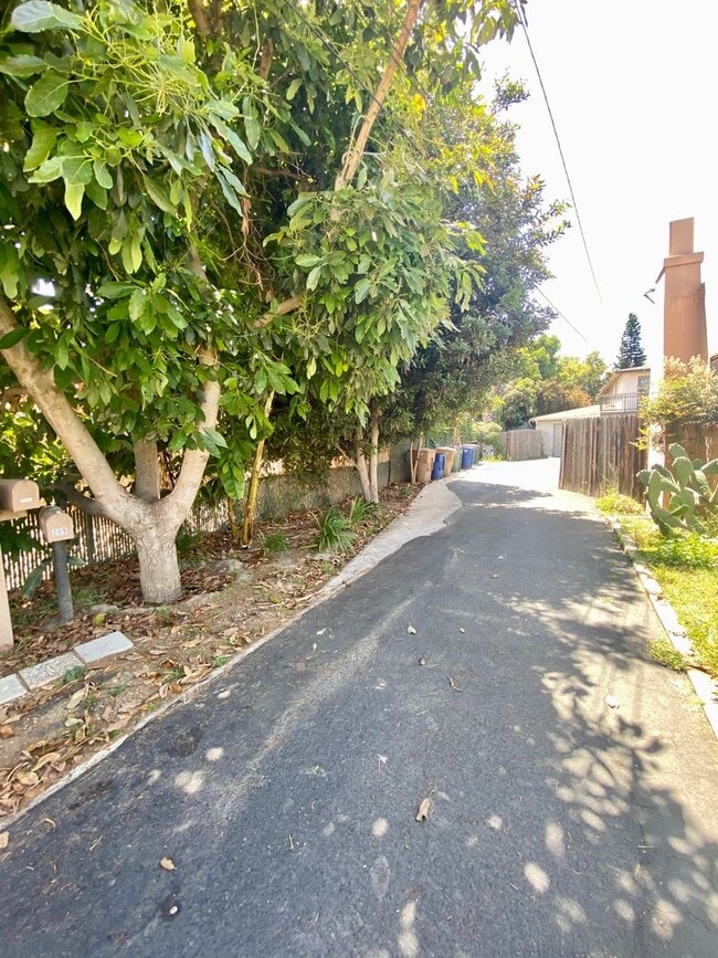 Building Photo - 209 S Santa Cruz St