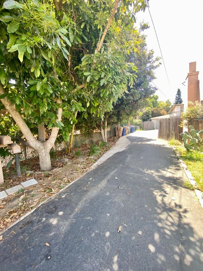 Building Photo - Midtown Ventura - Single story, three bedroom, two bath apartment