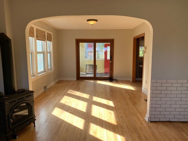 Building Photo - AVAILABLE SEPTEMBER - Must-Have 3 BED 2 BATH