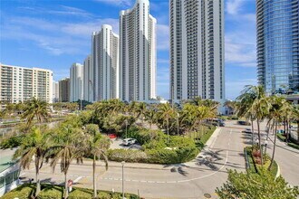 Building Photo - 300 Bayview Dr