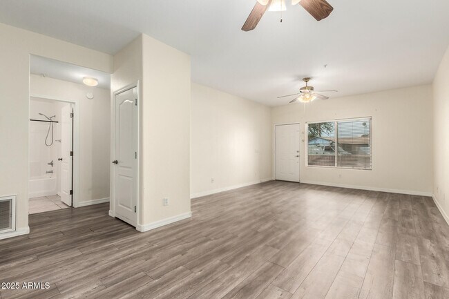 Foto del edificio - 2201 N Comanche Dr