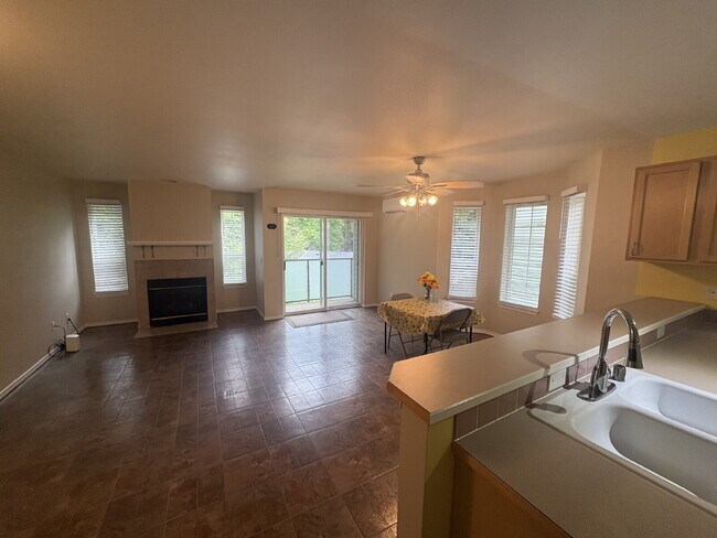 Foto del edificio - Bright, Spacious Townhome with Stylish Upgrades in Pinehurst/Roosevelt