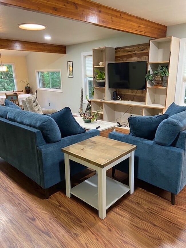 Building Photo - Charming Craftsman in Sunny Coquille! Month to Month Short Term Rental Only.