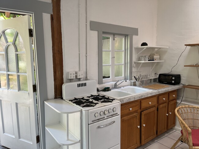 Building Photo - 3534 Fernwood Ave