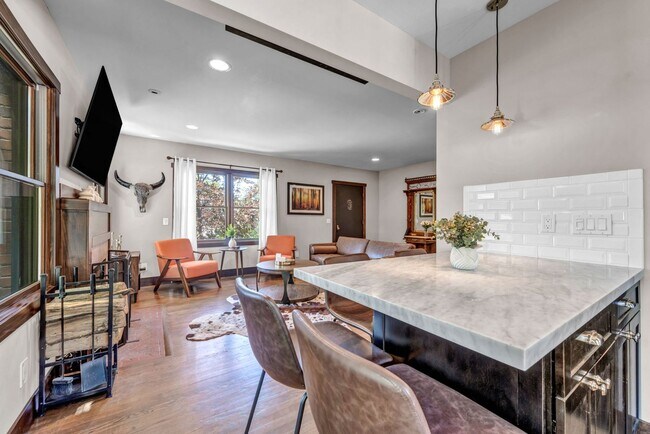 Foto del edificio - Charming Modern Industrial Fully Furnished Home for Lease