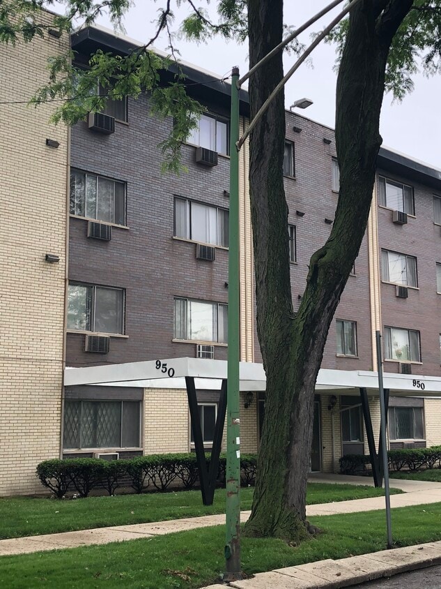 Building Photo - 950 E 86th St