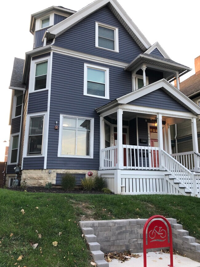 Building Photo - 1659 N Van Buren St