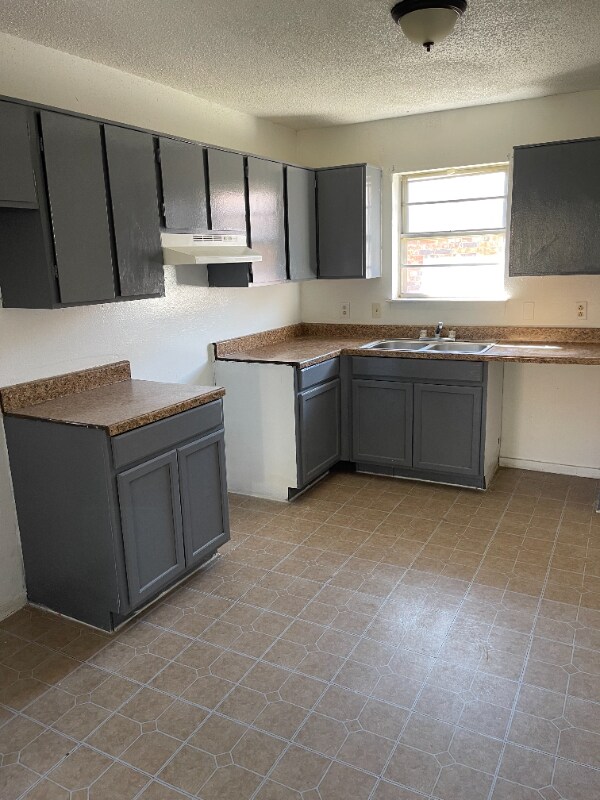 Building Photo - 1725 E 1st St