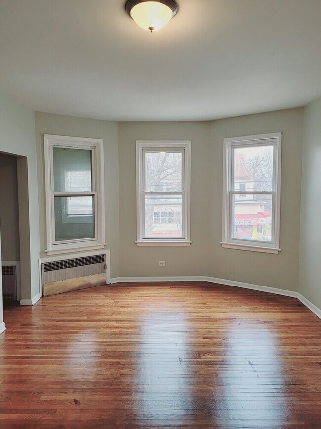 room - 454 4th Ave W