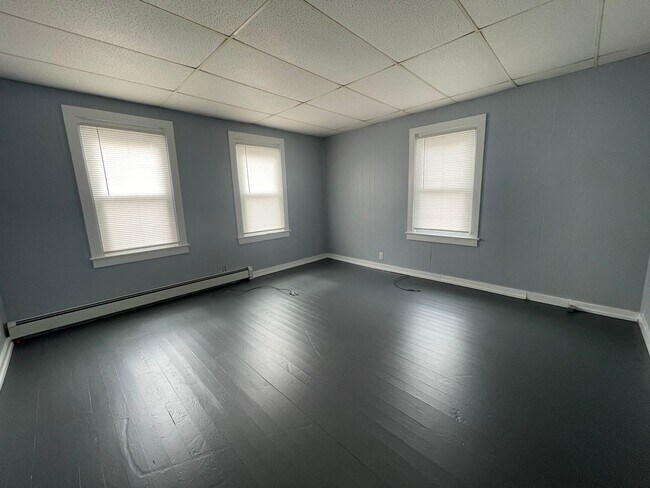 Foto del edificio - Beautifully Updated 3-Bedroom First Floor Apartment – North Adams, MA – $1,600/month