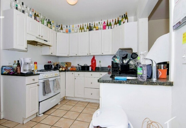 Photo - Fantastic 4-bed, 1.5 bath Unit in Brookline - perfect for BU Students Apartment