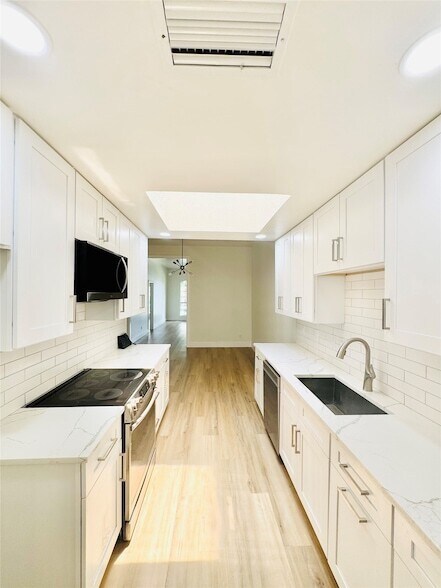 Foto del edificio - 9215 Highedge Cir