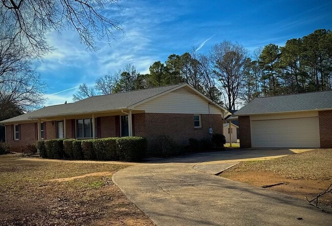 Foto del edificio - Lovely 3-Bedroom, 2-Bathroom Ranch