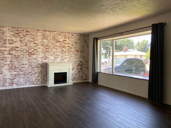 Building Photo - Kennewick Location w/a Country Flare!