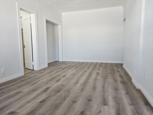 Building Photo - 114 S New Hampshire Ave