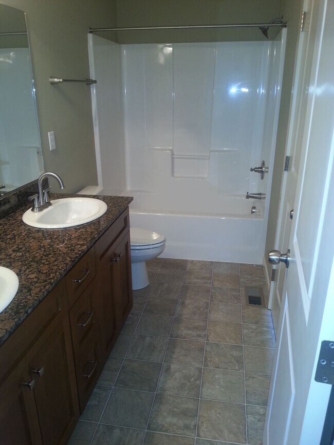 Building Photo - 3 br, 2.5 bath House - 4779 SE Dylan Way