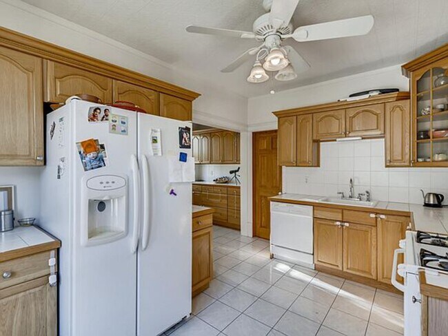 Building Photo - 815 Logan Ave N