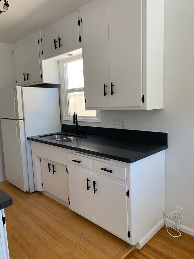 COCINA - 1047 E 1st St