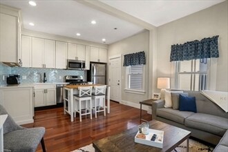 Foto del edificio - 596 E 2nd St