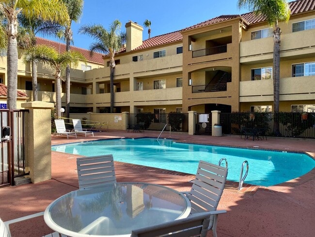 Building Photo - 2 br, 2 bath House - 2057 Burton St Apt 68