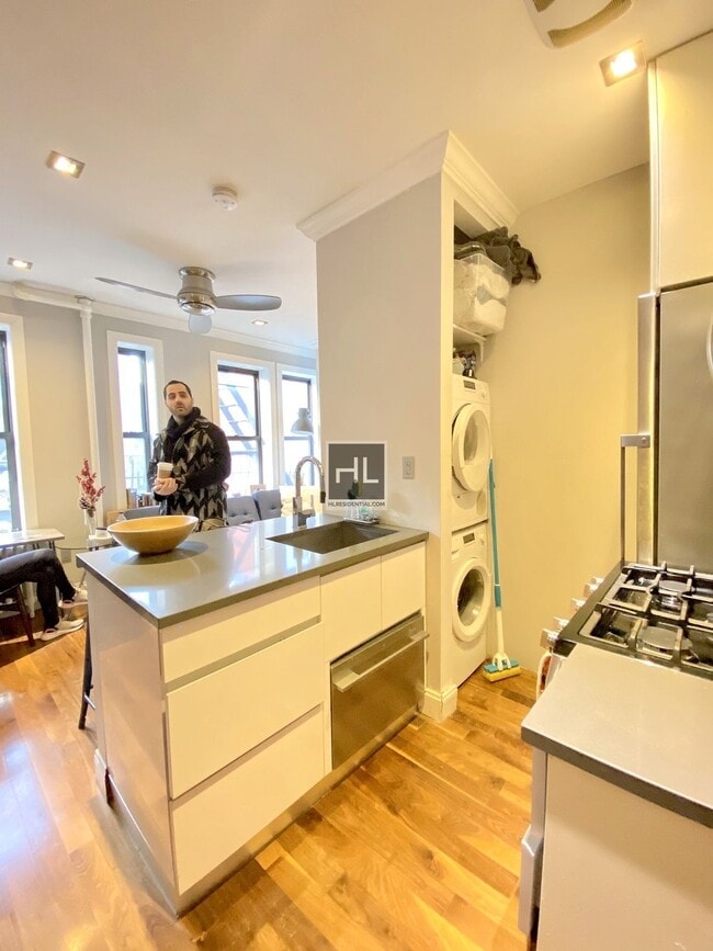 Building Photo - Mott Street