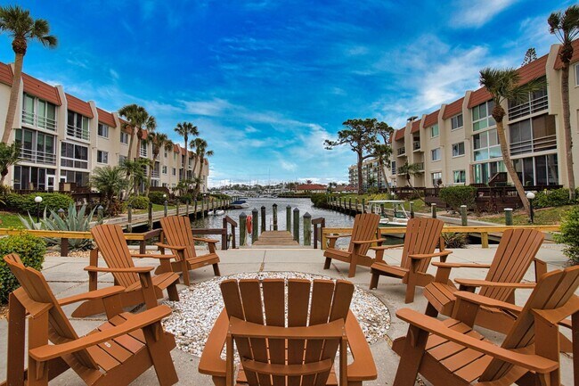 Foto del edificio - Annual 2-Bedroom 2-Bathroom Second Floor Condo on Venice Island with Stunning Waterfront!
