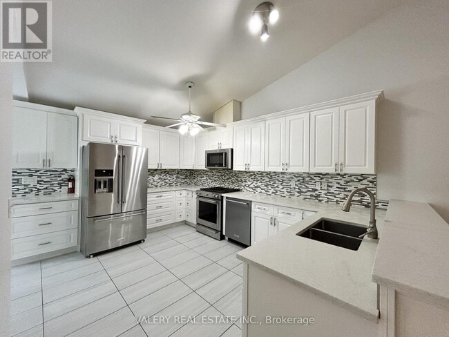 Building Photo - 1559 Chateau Ave