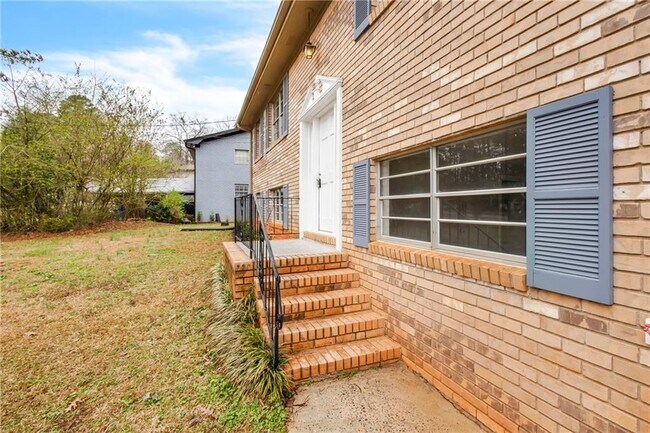 Foto del edificio - 331 Smyrna Powder Springs Rd SE