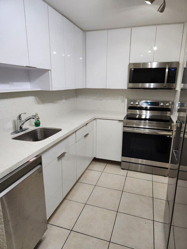 Foto del edificio - 9950 N Kendall Dr
