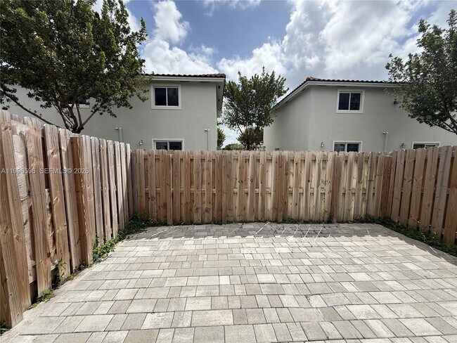 Foto del edificio - 235 NE 3rd Ave