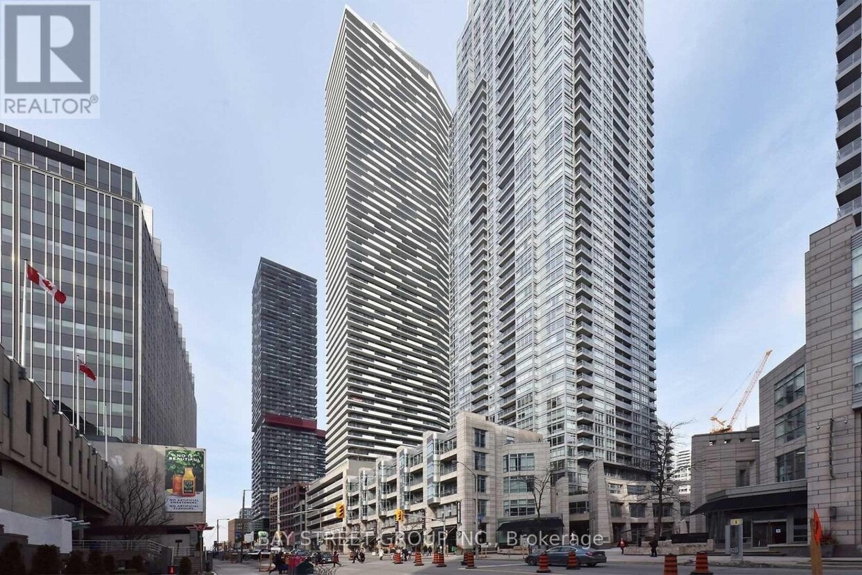 Photo principale - 2221-2221 Yonge St