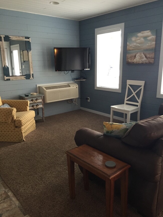 Living Room - unit 3 - 2704 Latoka Lodge Rd SW